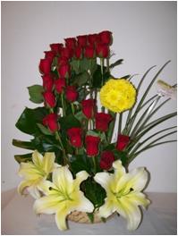 24 rosas rojas, follajes y concador.