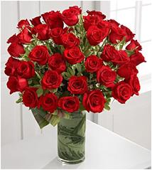 50 rosas rojas y follajes