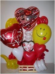 Diseño de globos en caja de rejilla con 2 globos de 18” y globos de látex